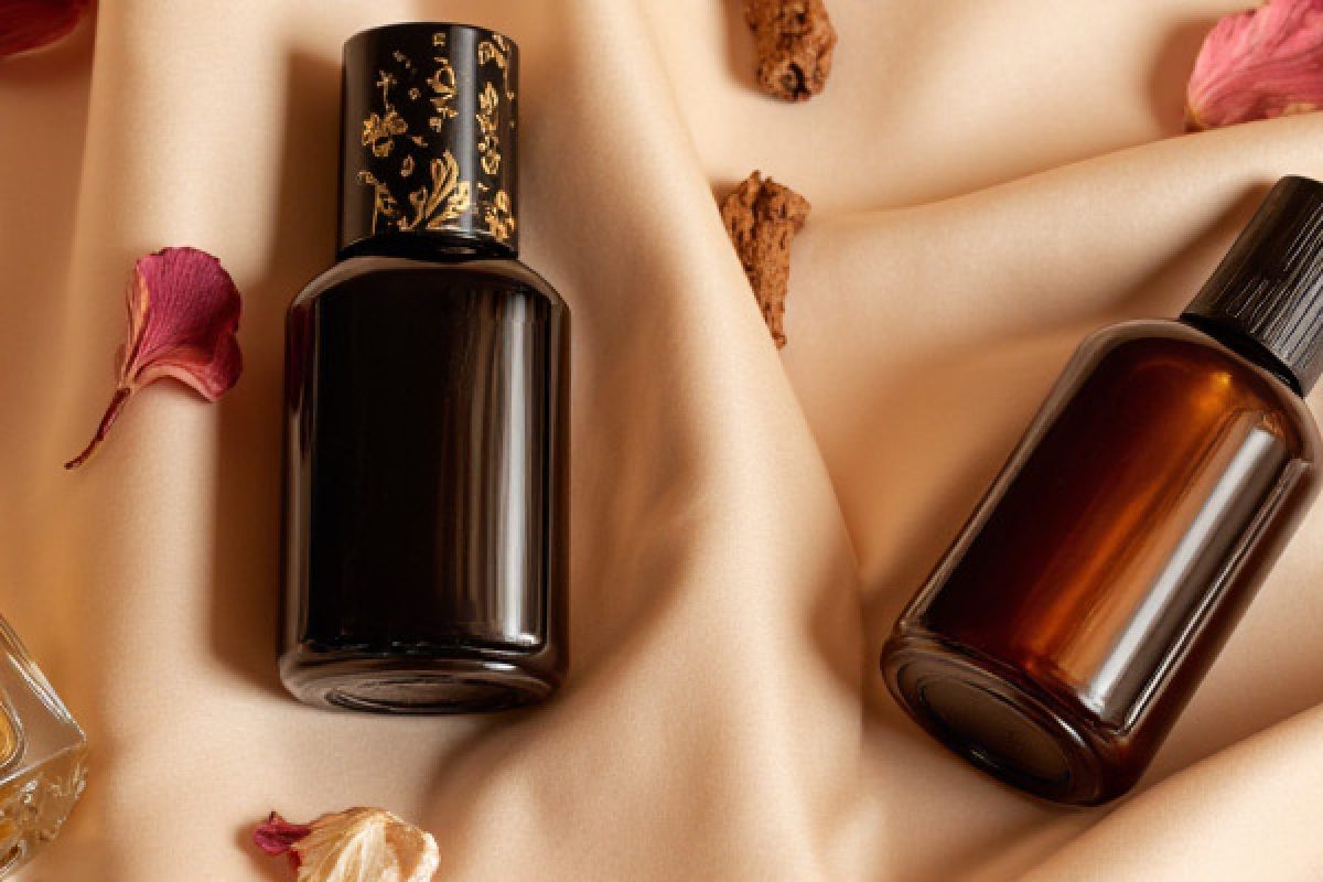 Luxury Perfume Oils: Alcohol-Free, Highly Concentrated & Long-Lasting Scents Elegant collection of dark, clear, and amber perfume oil bottles, surrounded by rose petals and oud wood, symbolizing luxury, long-lasting, and alcohol-free fragrances.